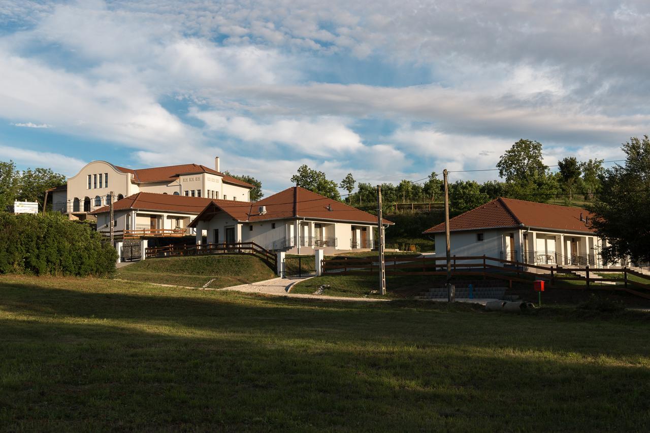Radhe Resort Es Syam Meditacios Es Rendezvenykozpont Somogyvámos Buitenkant foto